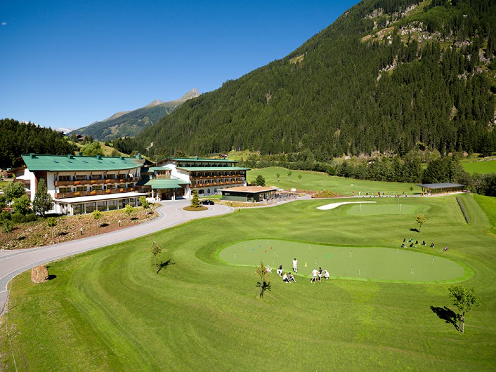 Direkt vor der Haustüre des Defereggental Hotel &amp; Resort wartet ein 9-Loch-Golfpark.