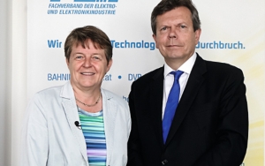 Brigitte Ederer und Lothar Roitner vom Fachverband der Elektro- und Elektronikindustrie sehen leichte Aufwärtsentwicklung.