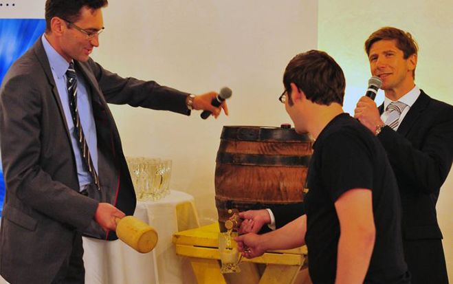 Thomas Cermak und Josef Janisch (rechts), Vorstände cellent AG Österreich, und ein Brauerei-Mitarbeiter beim Anzapfen.
