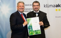 Die ausgezeichnete Schlammtrocknungsanlage senkt den Transportaufwand und den Energieverbrauch, gleichzeitig verbessert sie die Arbeitsqualität. (v. l. Bundesminister Dipl.-Ing. Andrä Rupprechter, Marco Ortner, Loacker Recycling)
