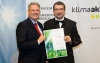 Die ausgezeichnete Schlammtrocknungsanlage senkt den Transportaufwand und den Energieverbrauch, gleichzeitig verbessert sie die Arbeitsqualität. (v. l. Bundesminister Dipl.-Ing. Andrä Rupprechter, Marco Ortner, Loacker Recycling)