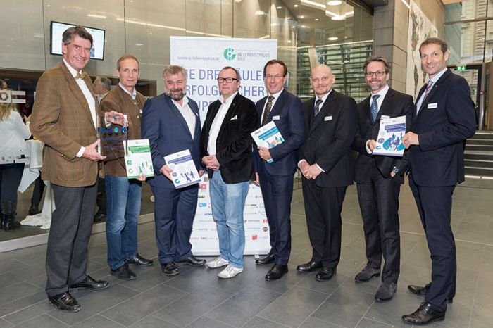  Präsentierten die Neupublikationen 2016 der IG Lebenszyklus Bau: Christoph M. Achammer, Walter Purrer, Karl Friedl, Karl-Heinz Land, Wolfgang Gleissner, Erich Thewanger, Stephan Heid und Wolfgang Kradischnig (v.l.n.r.). 