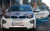 Lokales Mobilitäts­konzept: Ruth Juric, IMS, überstellt einen BMWi3 mit Carsharing-Hardware in den Wohnpark Gösting.