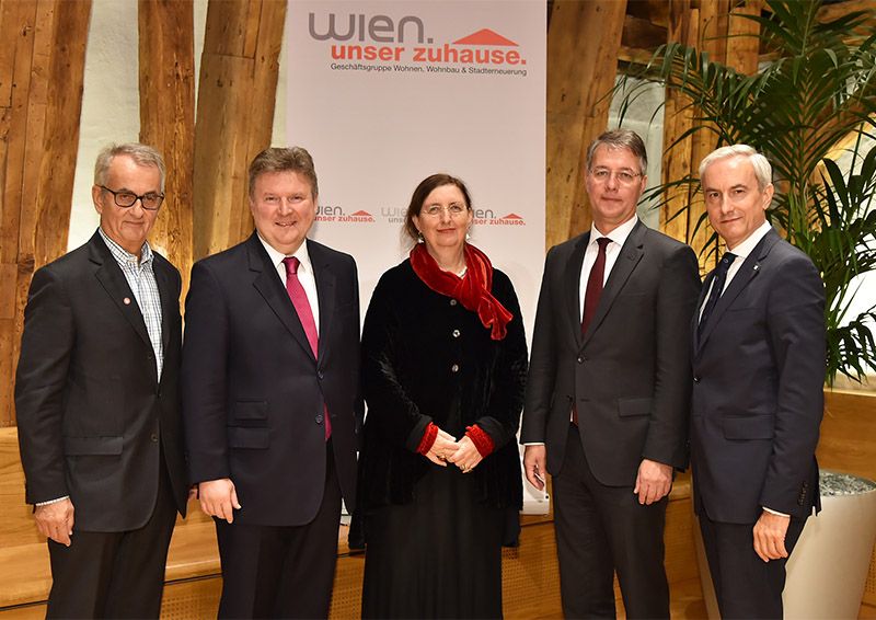 Präsentation der gemeinsamen Initiative zur Sicherung des gemeinnützigen Wohnbaus in Europa. v.l.: Karl Wurm, Obmann des Verbandes gemeinnütziger Bauvereinigungen (GBV), Wohnbaustadtrat Michael Ludwig, Dorothee Dubrau, Bürgermeisterin und Beigeordnete für Bau und Stadtentwicklung der Stadt Leipzig, Staatssekretär Gunther Adler, deutsches Bundesministerium für Umwelt, Naturschutz, Bau und Reaktorsicherheit, Michael Pech, Aufsichtsratsvorsitzender des Verbands gemeinnütziger Bauvereinigungen
