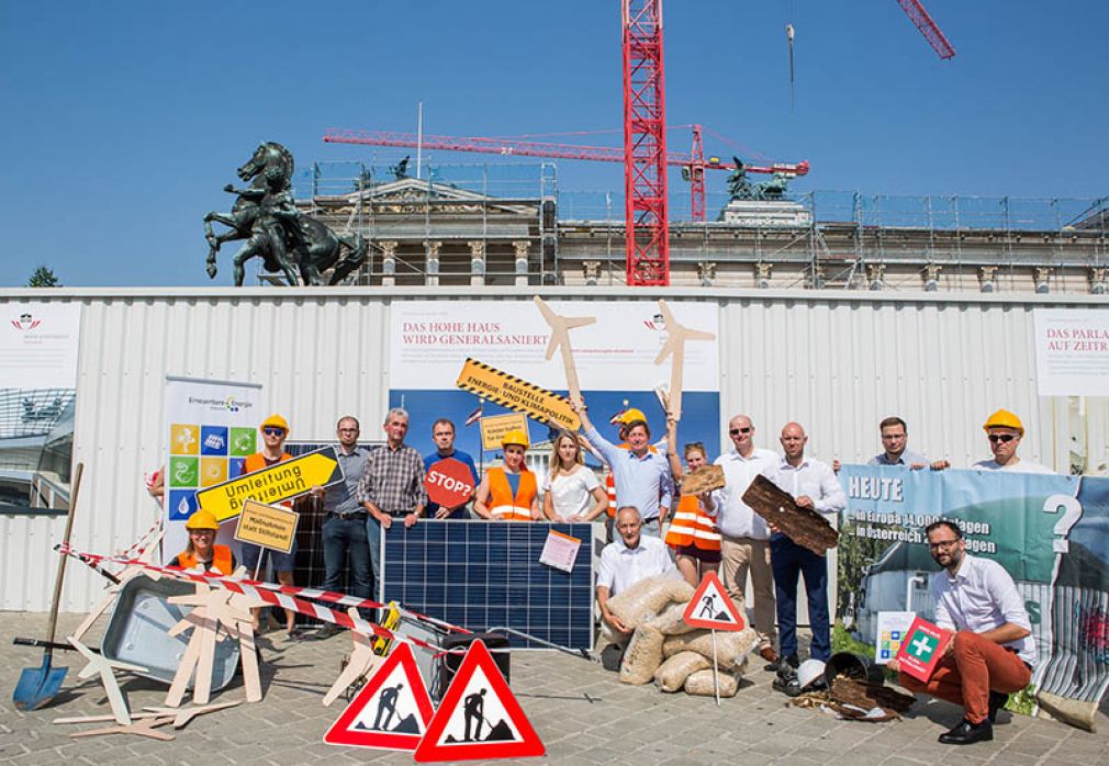 Die VertreterInnen der Verbände des Erneuerbaren-Szene Österreichs vor dem Parlament.