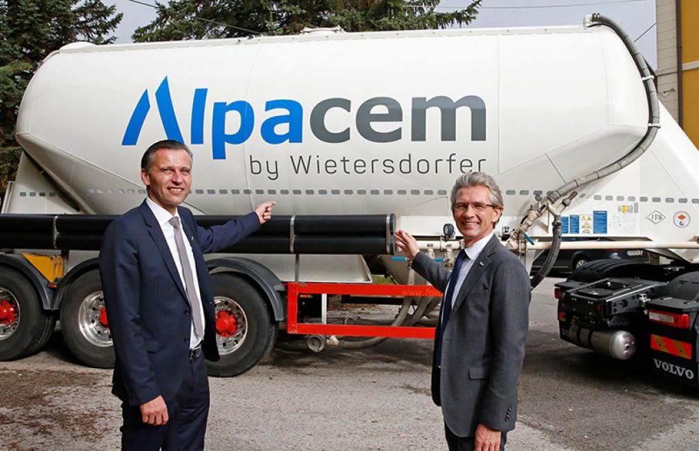 Bernhard Auer und Lutz Weber (beide Geschäftsführer Wietersdorfer Alpacem) präsentieren die neue Dachmarke für das Geschäftsfeld Beton und Zement für den Alpe-Adria-Raum.