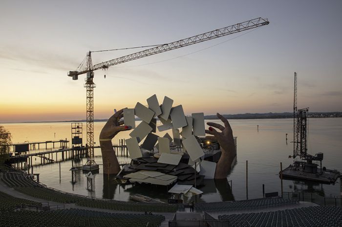 Foto: Liebherr-Turmdrehkrane bauen das Bühnenbild für die Oper »Carmen« in Bregenz.