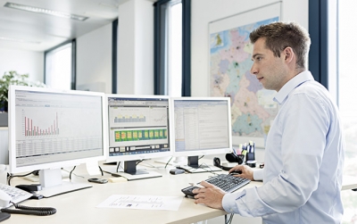 Foto: Die mithilfe des Navigator powered by Sinalytics erhobenen Gebäudedaten werden von Energieingenieuren verdichtet und zu Berichten über Energieverbrauch, Kosten und Emissionen verarbeitet.