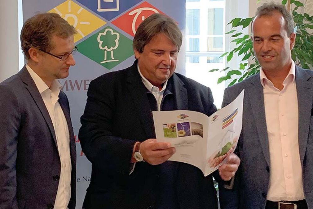 Foto: Umwelt+Bauen-Sprecher Josef Muchitsch (M.) präsentiert gemeinsam mit Johannes Wahlmüller, Global 2000, und Robert Schmid, Obmann Fachverband Steine-Keramik, das Positionspapier für rasch realisierbare Klimaschutzmaßnahmen.