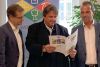 Foto: Umwelt+Bauen-Sprecher Josef Muchitsch (M.) präsentiert gemeinsam mit Johannes Wahlmüller, Global 2000, und Robert Schmid, Obmann Fachverband Steine-Keramik, das Positionspapier für rasch realisierbare Klimaschutzmaßnahmen.