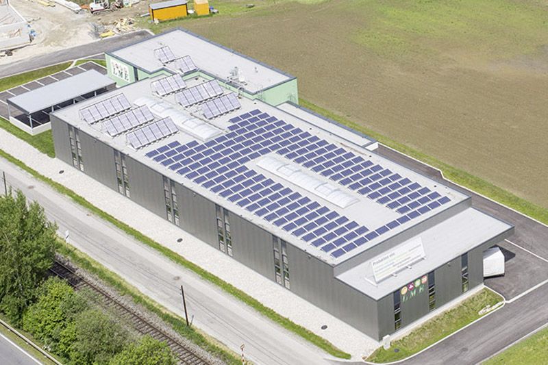 Foto: Mit seinem autarken Firmengebäude zählt LME zu den energieeffizientesten Unternehmen in Oberösterreich. 