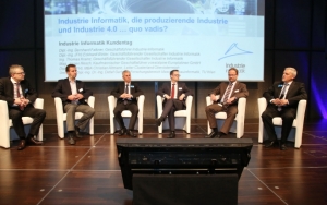 Diskussion zu den Herausforderungen einer vernetzten, automatisierten Industrie bei Kundentag der Industrie Informatik.