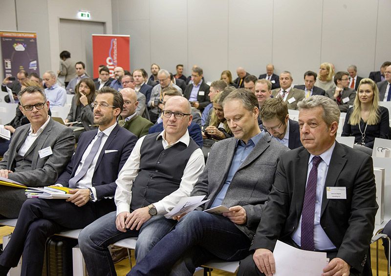 Foto: Das Thema vernetzte Mobilität zog Vortragende und Besucher der AutoZum in Salzburg an.