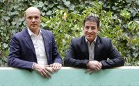 (Foto: Steinbacher) Geschäftsführer Roland Hebbel und Günther Mayr, Verkaufsleiter Hochbau, präsentieren die verbesserte Version des Aufdachdämmstoffklassikers steinothan 120 mit neuer Klebetechnologie.