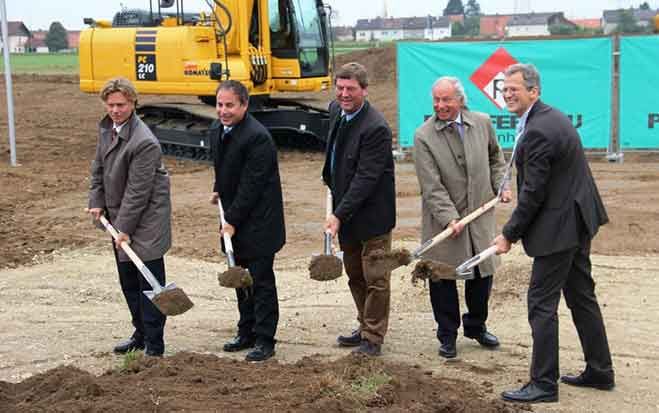 Andreas Kuhn, GF Kuhn Holding, Alexander Chalkas, GF Kuhn-Baumaschinen Deutschland, Ludwig Maurer, Bürgermeister von Hohenlinden, Günter Kuhn, Firmengründer und Eigentümer, und Martin Jagersberger, GF Kuhn-Baumaschinen Deutschland, beim Spatenstich zur neuen Deutschland-Zentrale.