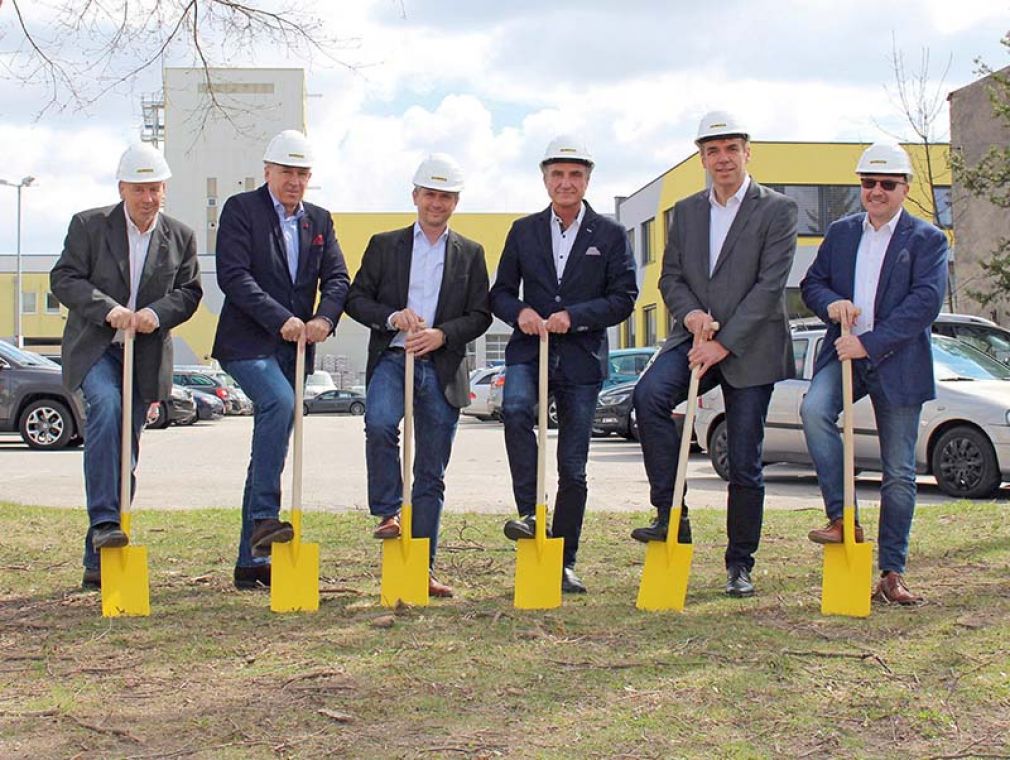 Foto: Die Bauherren von Murexin GmbH mit dem Architekten beim Spatenstich zum neuen Schulungszentrum in Wiener Neustadt. 