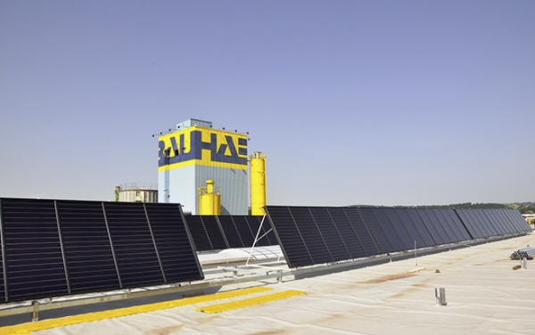 Auf den Dächern des neuen Habau-Betonfertigteilwerks wurden 1500 m² Solarkollektoren montiert.