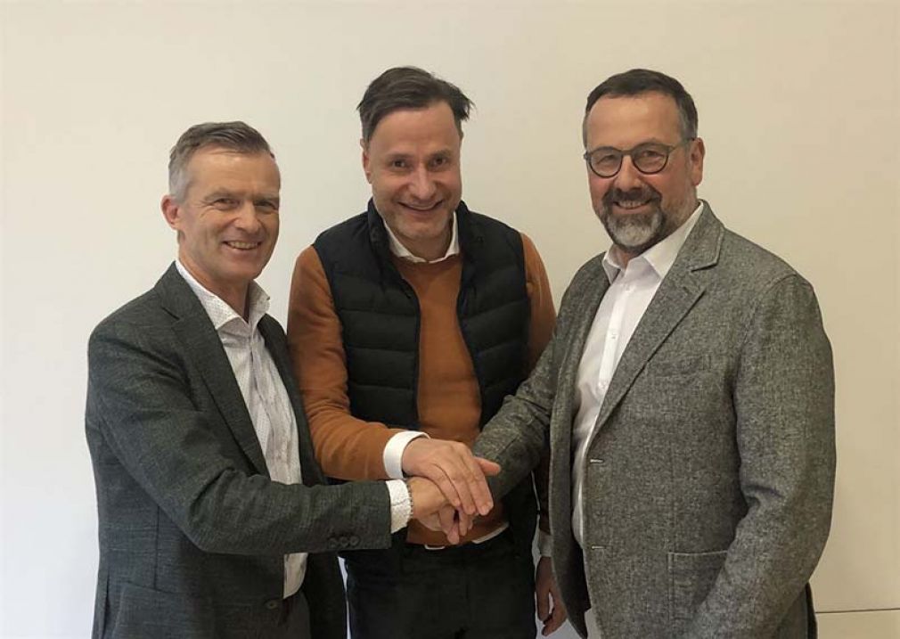 Foto:  Das LEUBE Führungsduo Mag. Heimo Berger (r.a.) und Mag. Rudolf Zrost (l.a.) mit Eigentümer Mag. Wolfgang Rieder (Mitte) nach der Vertragsunterzeichnung.