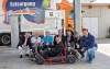 Umweltfreundliches ­Fahren: Rallyestaatsmeister Raimund Baumschlager und dahinter Peter Püspök (EEÖ), Bgm. Engelbert Kenyeri, LR Helmut Bieler, Hannes Hauptmann und Hubert Seiringer (AKBÖ), Jurrien Westerhof (EEÖ), Thomas Sykora.