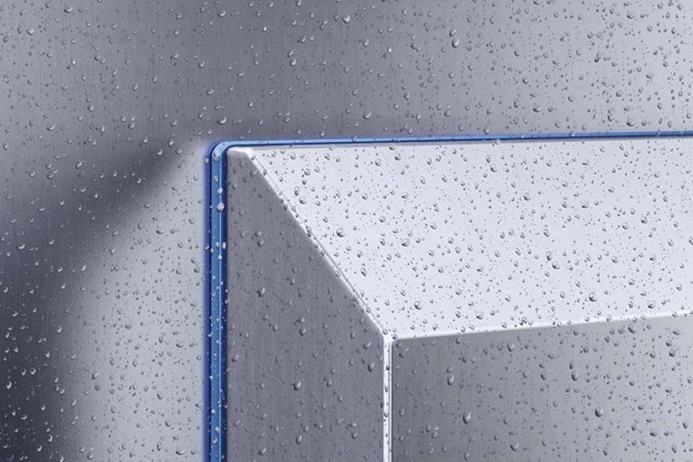Foto: Die blaue Dichtung verhindert schlecht zu reinigende Spalten zwischen Luft-Wasser-Wärmetauscher und Schaltschrank.