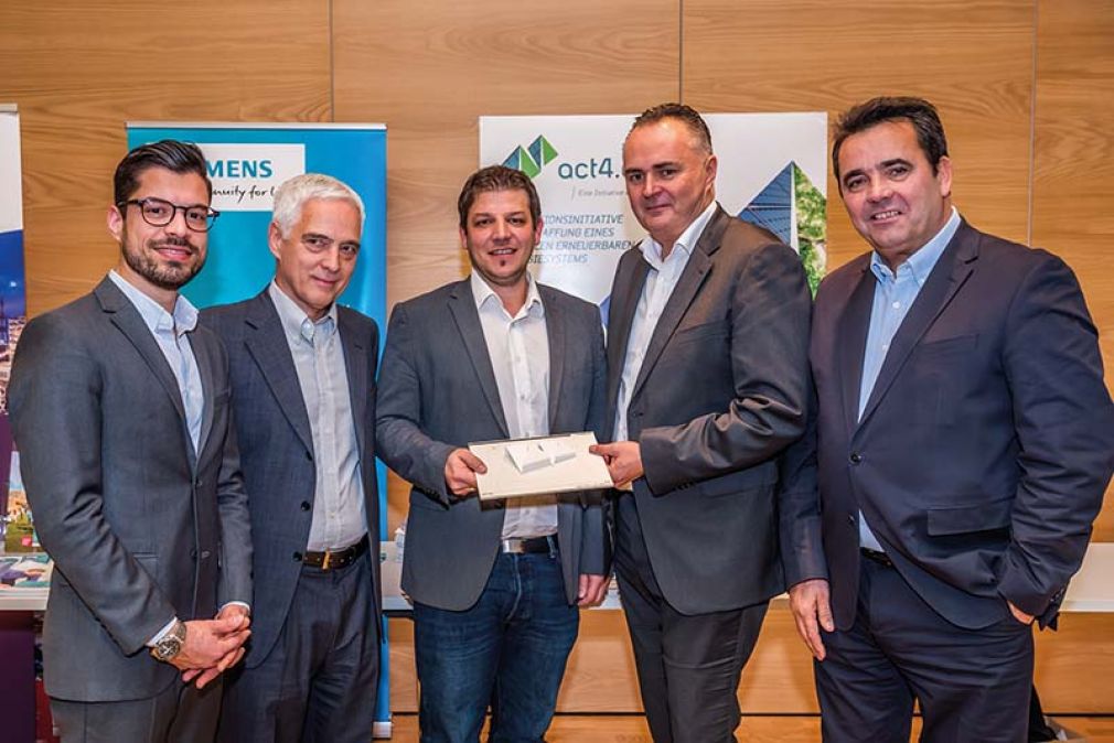 Foto: Mit dem Modell des  Energie-Kompetenz- zentrums: Sinan Tankaz  (Kapsch BusinessCom), Michael Paula (BMVIT), Initiator Andreas Schneemann, LR Hans Peter Doskozil (Land Burgenland), Wilfried Stuckart (Siemens). 