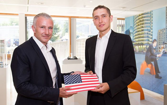 Andreas Denk, Geschäftsführer von Getzner USA (r.), und Jürgen Rainalter, Geschäftsführer von Getzner Werkstoffe, freuen sich über den neuen US-Standort.