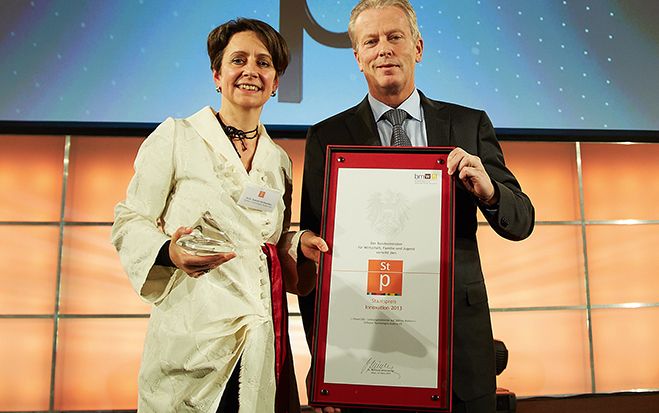 Sabine Herlitschka, CTO Infineon, erhält Staatspreis von Wirtschaftsminister Reinhold Mitterlehner überreicht.