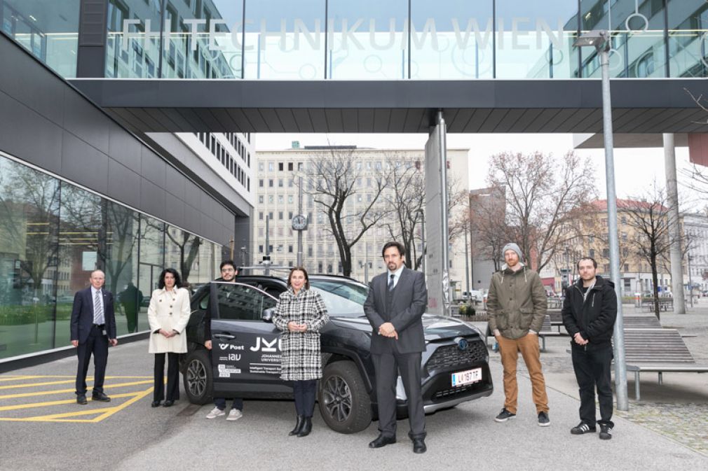 Autonomes Fahrzeug macht Halt in Wien: Fritz Schmöllebeck (FHTW), Cristina Olaverri-Monreal (JKU), Gabriele Költringer und Gerd Christian Krizek (FHTW) und die Doktoranden Walter Morales, Georg Novotny und Wilfried Wöber. (Fotos: Nussbaum/FHTW, Jayaramulu Kolleboyina/IITJ)