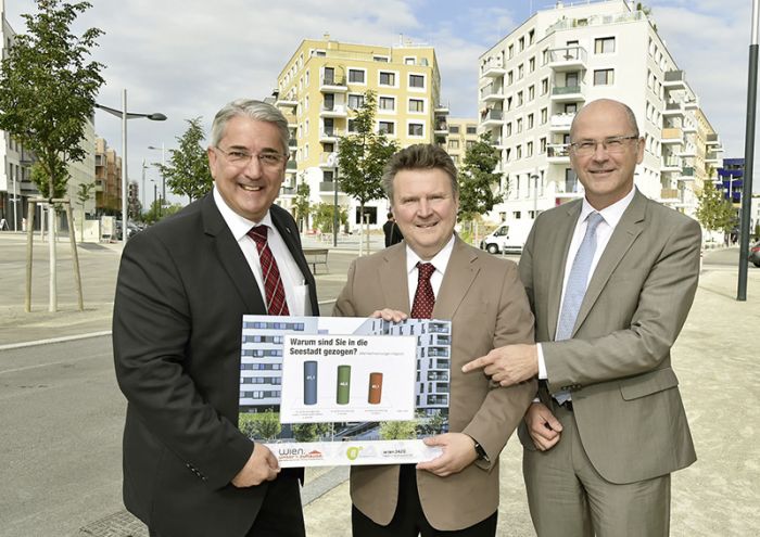 Bezirksvorsteher Ernst Nevrivy, Wohnbaustadtrat Michael Ludwig und Heinrich Kugler, Vorstand der wien 3420 AG, bei der Präsentation der Wohnzufriedenheitsstudie in der Seestadt. 