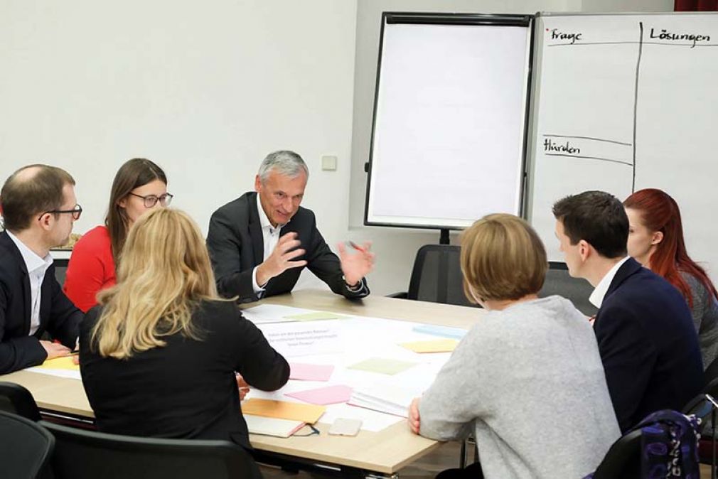 Foto: Gedankenaustausch  über Branchengrenzen  hinweg beim  »FutureE Stromcamp«.