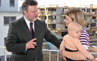 Wohnprojekt JAspern: Wohnbaustadtrat Michael Ludwig im Gespräch mit Seestadt-Pionierin Silja Topfstedt mit Tochter Luisa.