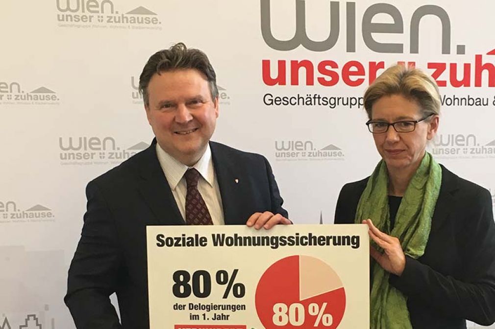 Foto: »Mit der Sozialen Wohnungssicherung bieten wir erfolgreich Hilfe zur Selbsthilfe für Gemeindemieter in schwierigen Lebensumständen«, freuen sich Wohnbaustadtrat Michael Ludwig und Wiener Wohnen Direktorin Karin Ramser. 