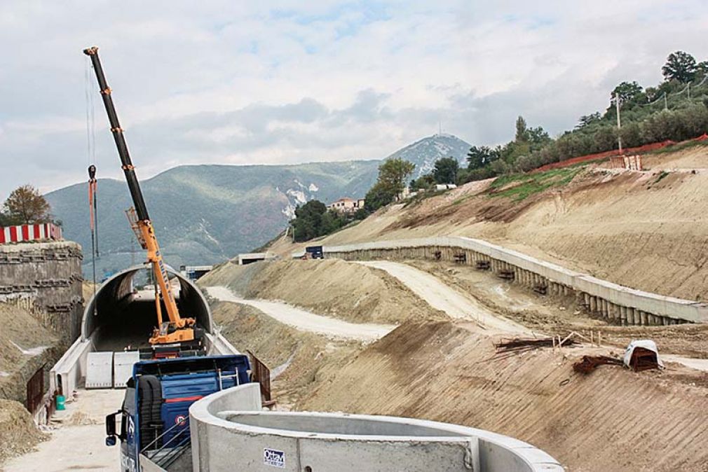 Bild 1: Einbau von Stahlbeton-Gewölbeelementen, SS77 Macerata–Foligno, Italien