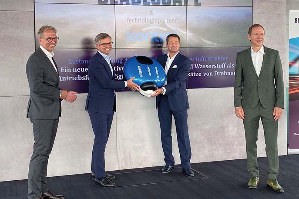 Foto: Stellen das Thema UAV-Wasserstoff vor: Thomas Dolleschal (Bladescape), Staatssekretär Magnus Brunner, Gerhard Peller (Bladescape) und Stefan Wagenhofer (Gas Connect Austria).