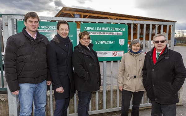 Eröffnung zweier Solarkraftwerke in Schwechat und Schwadorf: Jürgen Maschl, Geschäftsführer Abfallverband; Karl Gruber, design. Geschäftsführer Wien Energie; Karin Baier, Bürgermeisterin Schwechat; Brigitte Krenn, Vize-Bürgermeisterin Schwechat und Erich Klein, Vorstand Abfallverband Schwechat.