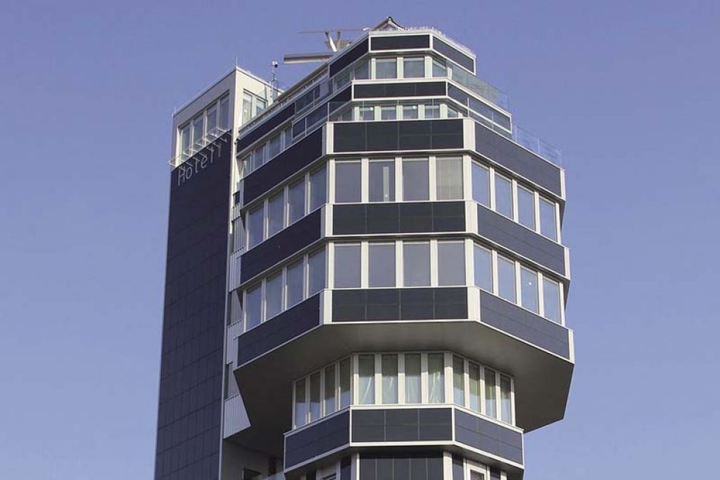 Bild: Aus einem alten Wasserturm wurde das weltweit erste gewerblich genutzte Nullenergiehochhaus im Passivhausstandard.