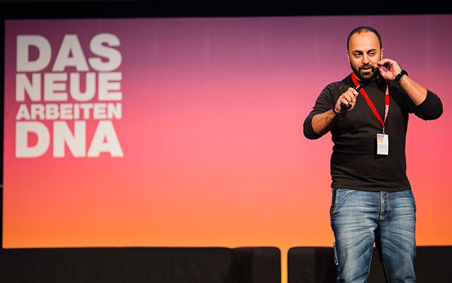 Ali Mahlodji, „Chief Storyteller“ und Gründer von Watchado, mit einem unterhaltenden Kurzvortrag über seine Videoplattform. Foto: Gerhard Peyrer