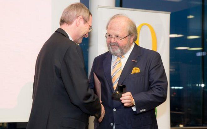 Copyright: annarauchenberger.com. Foto: 10 Jahre BAUfair - Festveranstaltung in der WKOe Skylounge. FOTO: BIM Froemmel, Bundesinnung Bau (rechts) uebergibt einen Ehrenring an Dr. Christoph Leitl, Praesident der WKO.