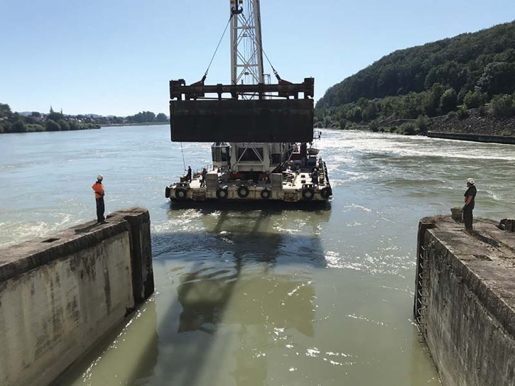 Foto: Arbeiten am Wasser: Abdämmen der Maschine 2 beim Donaukraftwerk Ybbs-Persenbeug.