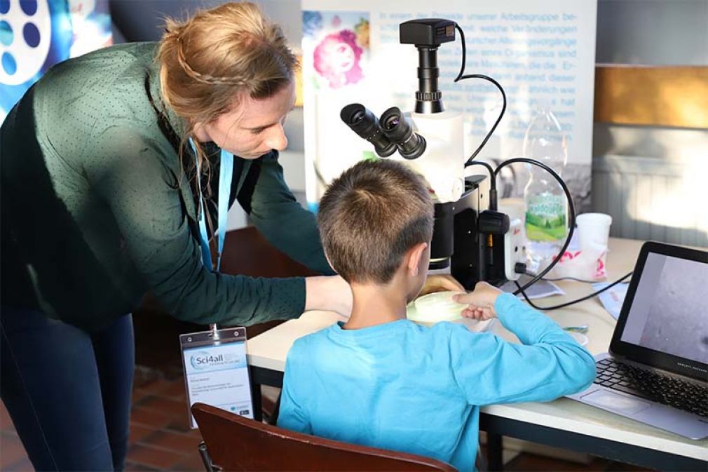 Foto: Elena Stelzer von der Universität für Bodenkultur Wien zeigt einem Jungforscher, wie man Fadenwürmer unter dem Mikroskop beobachtet. Auf der „European Researchers‘ Night“ am 27. September 2019 in Wien können Kinder, Jugendliche und Erwachsene an mehr als 50 Stationen und Workshops die Welt der Wissenschaft kennen lernen. Foto: PRIA/ Philipp Medved (Veröffentlichung honorarfrei)