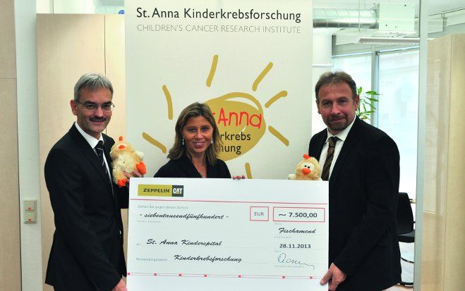 Friedrich Mozelt (r.) und Michael Härtel bei der Scheckübergabe an Andrea Prantl, Leiterin des St. Anna Kinderspital PR- und Spendenbüros.