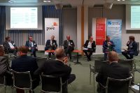 Große Podiumsrunde bei der Veranstaltung des Future Network: Klaus Holzhauser (PAC), Marcus Scheiblecker (WIFO), Helmut Leopold (AIT), Gerhard Göschl (Microsoft, VÖSI), Kurt Glatz (ALE), Günther Seyer (PwC) und Martin Szelgrad (Report).
