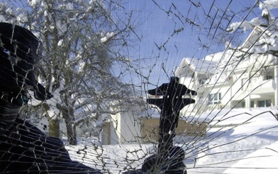 Eine Sicherheitslösung neben verschließbaren Fenstergriffen- der 3M Splitterschutz. Der haltbare Polyesterfilm für Glasflächen agiert wie ein reißfestes, beinahe undurchdringbares Schild.