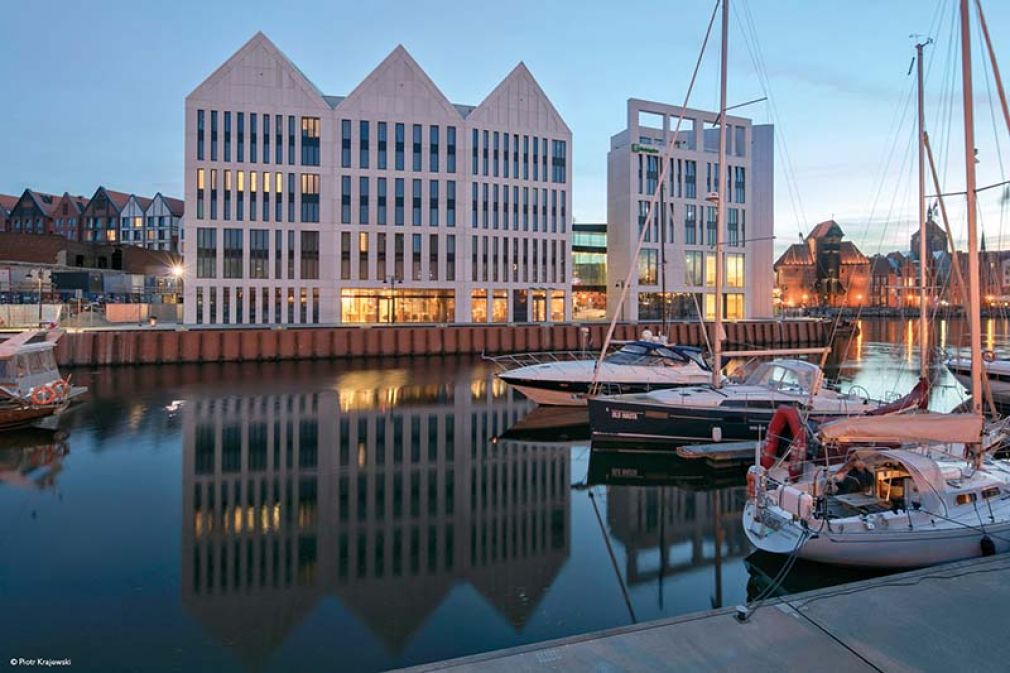 Foto: Mit seiner schlicht-modernen Architektur ist das neue Holiday Inn Danzig ( RKW Architektur +) ein echter Hingucker und gelungener Kontrapunkt zur historischen Speicherinsel und der nahe gelegenen Altstadt. 