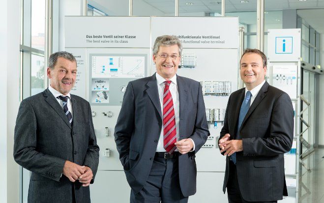 Wolfgang Keiner hat seine Agenden an das neue Geschäftsleitungsteam Herbert Pfeiffer (im Bild links) und Rainer Ostermann (im Bild rechts) übergeben.