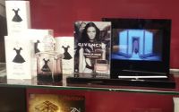 Eine Business-Lösung von Drei spielt via Mobilfunk zentral Videos von Parfumherstellern auf Displays in Marionnaud-Filialen ein. (Foto: Drei)