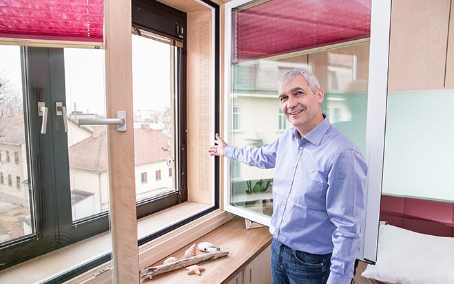 (Foto: Pfluegl) Die Fenster an der Nordeite von Robert Schilds Wohnung wurden mit einer innenliegenden Dreifachscheiben-Verglasung verstärkt. 