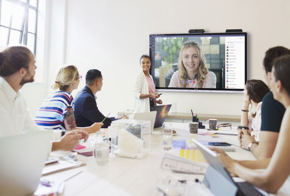 Das Display als zentrale Plattform für Teamwork. Statt HDMI setzt Sharp auf USB-C. Damit können zusätzlich zu Audio und Video auch Maus- und Touch-Signale übertragen werden.