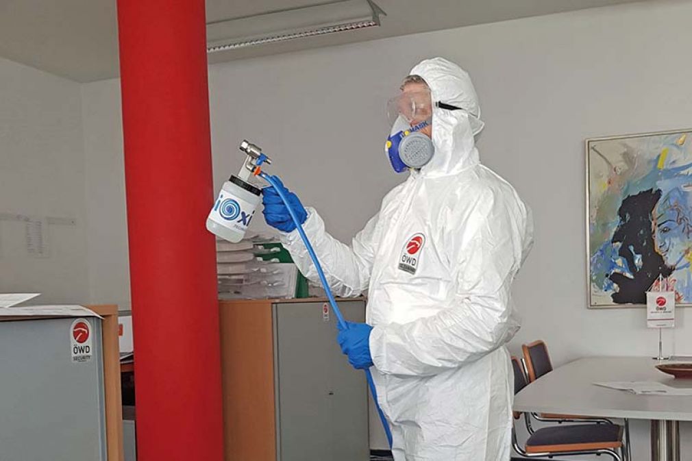Foto: Bei der Vernebelungs- oder auch Aerosoldesinfektion wird aus einem flüssigen Wirkstoff sogenannter Trockennebel erzeugt. Der einzige Rückstand, der durch diese spezielle Sprühdesinfektion hinterlassen wird, ist Sauerstoff. 