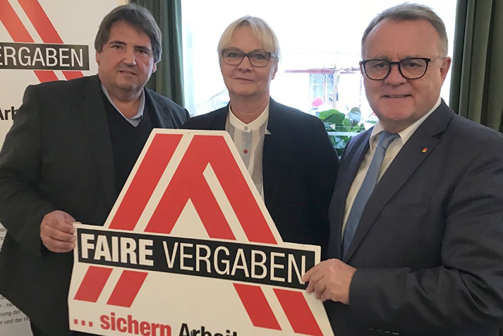 Im Kampf gegen Lohn- und Sozialdumping ziehen die Bau-Sozialpartner Josef Muchitsch, Gewerkschaft Bau-Holz (l.), und Irene Wedl-Kogler, Bundesinnung Bauhilfsgewerbe, weiterhin an einem Strang. Unterstützung kommt vom burgenländischen Landeshauptmann Hans Niessl.